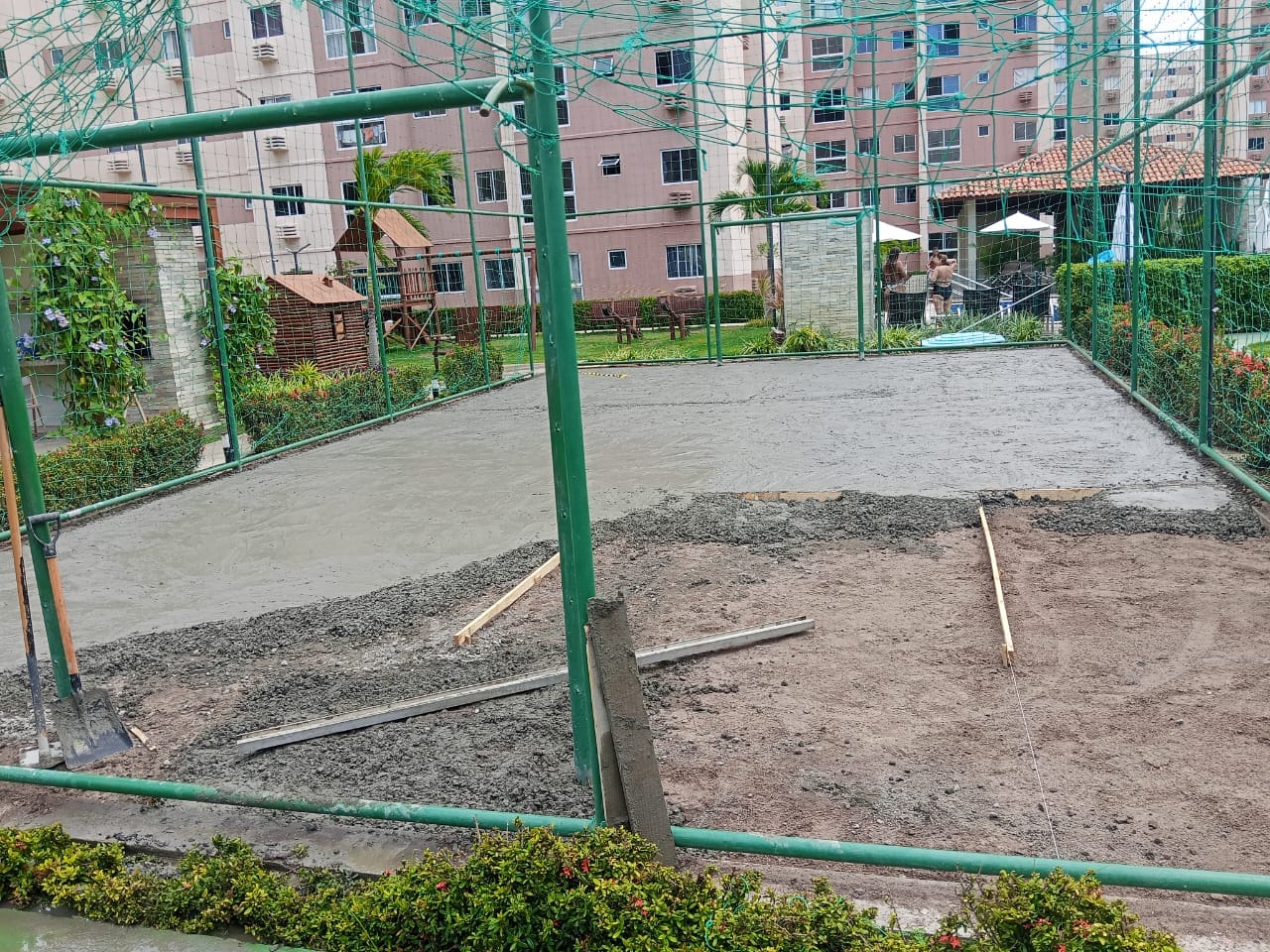 Estrutura Metálica / Alambrado e Piso/Base para Quadras e Campos